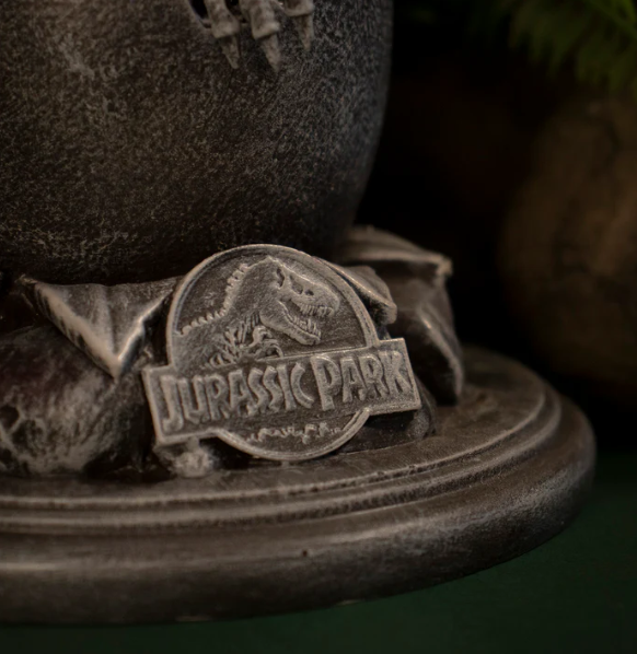 Jurassic Park : Velociraptor Egg Statue & Cane Limited Edition Replica Set