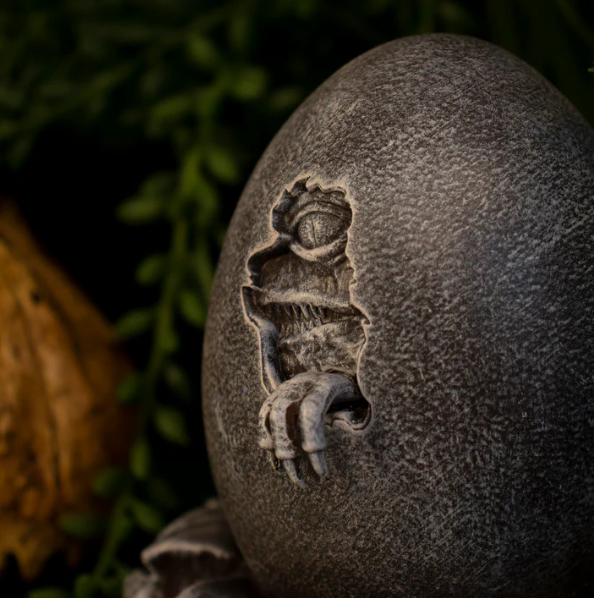 Jurassic Park : Velociraptor Egg Statue & Cane Limited Edition Replica Set