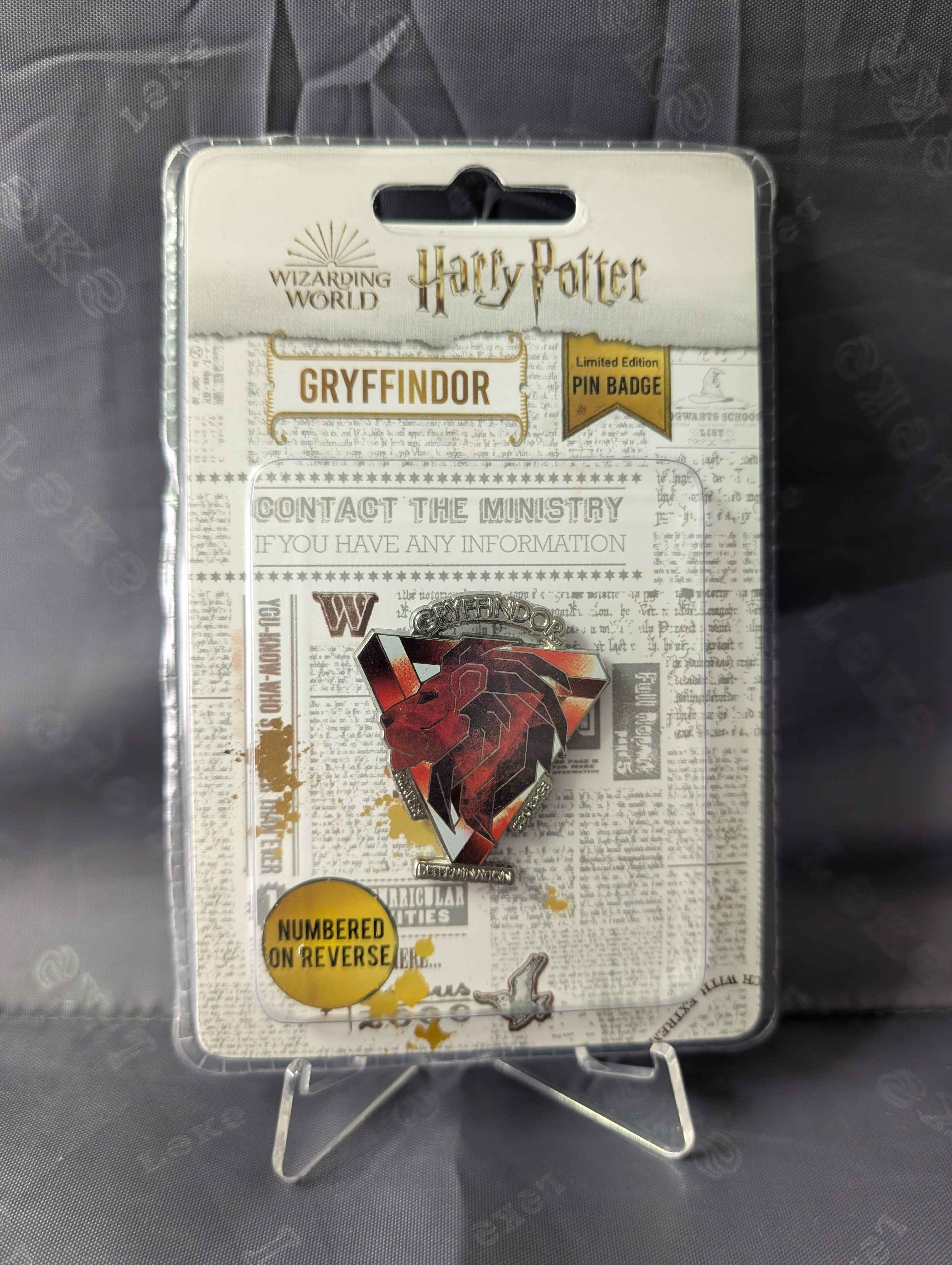 Harry Potter : Limited Edition Collectible Gryffindor House Pin Badge