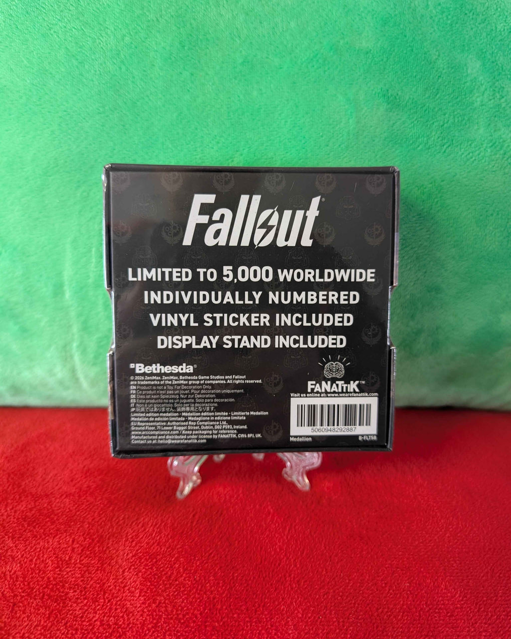 Fallout : Brotherhood of Steel Limited Edition Collectible Medallion & Sticker