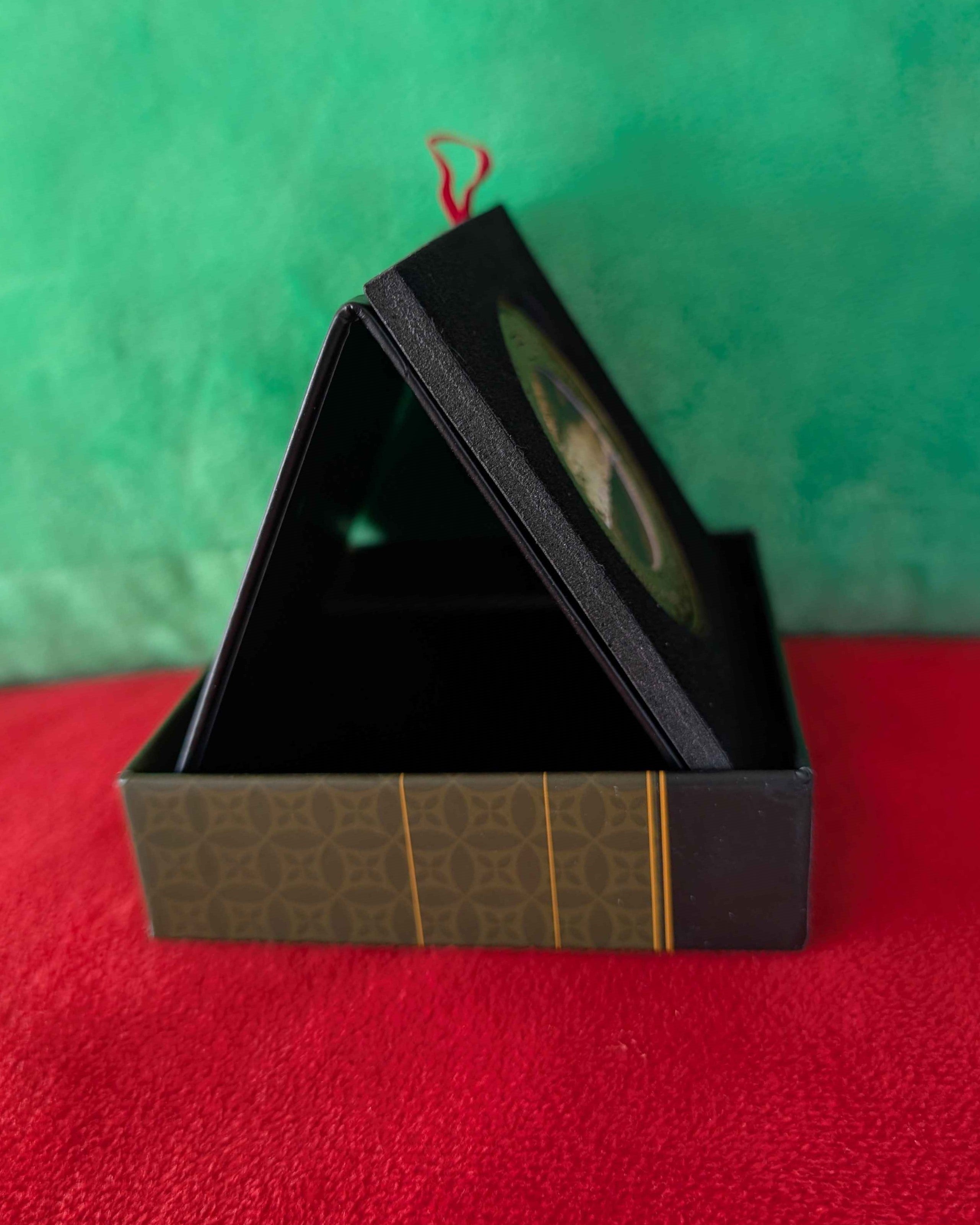 Lord of the Rings : The Fellowship Deluxe Limited Edition Coin with Display Stand